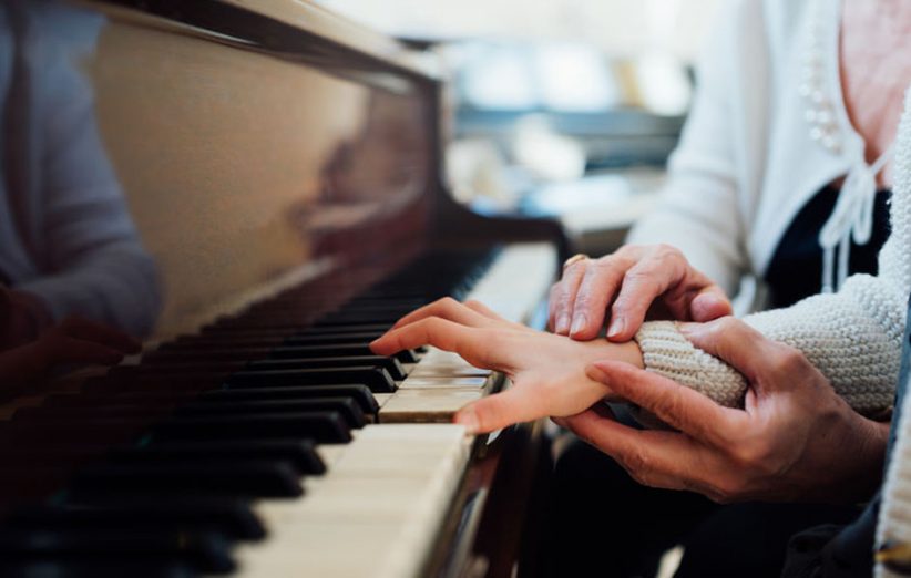 سازهای کمی برای افراد مبتدی دوست‌دارتر از پیانو هستند. در بسیاری از سازهای دیگر، شاگردان جدید هفته ها یا حتی ماه ها طول می کشد تا یاد بگیرند که چگونه نت های تکی تولید کنند